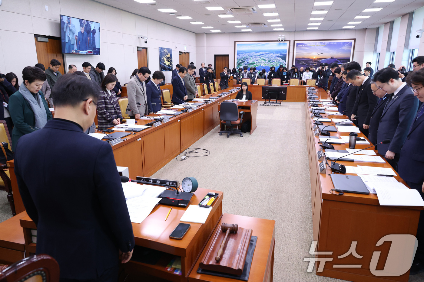 (서울=뉴스1) 신웅수 기자 = 이양수 위원장이 27일 서울 여의도 국회 국토교통위원회에서 열린 12.29 여객기 참사 진상규명을 위한 국정조사특별위원회 전체회의에서 여야 간사와 …