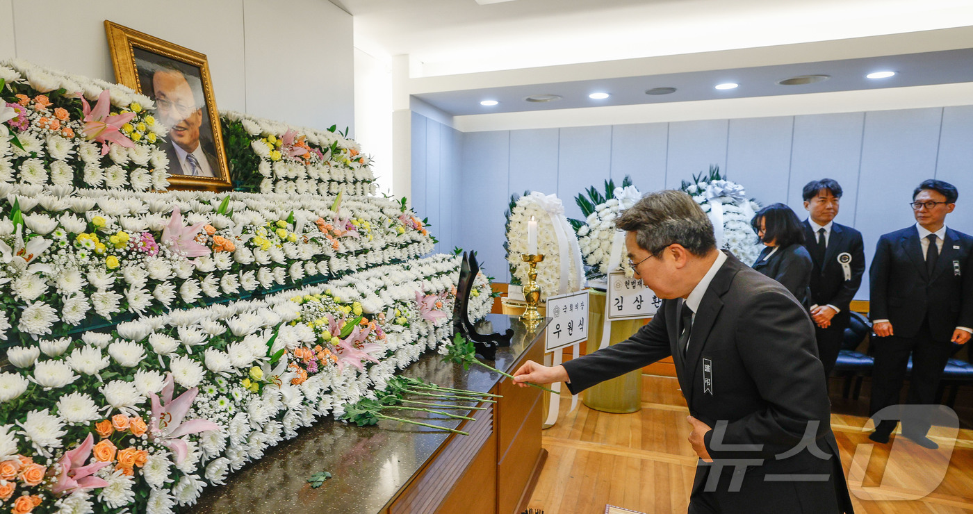 (서울=뉴스1) 사진공동취재단 = 27일 서울 종로구 서울대학교병원 장례식장에 이해찬 민주평화통일자문회의 수석부의장의 빈소가 마련된 가운데 김동연 경기도지사가 헌화를 하고 있다. …
