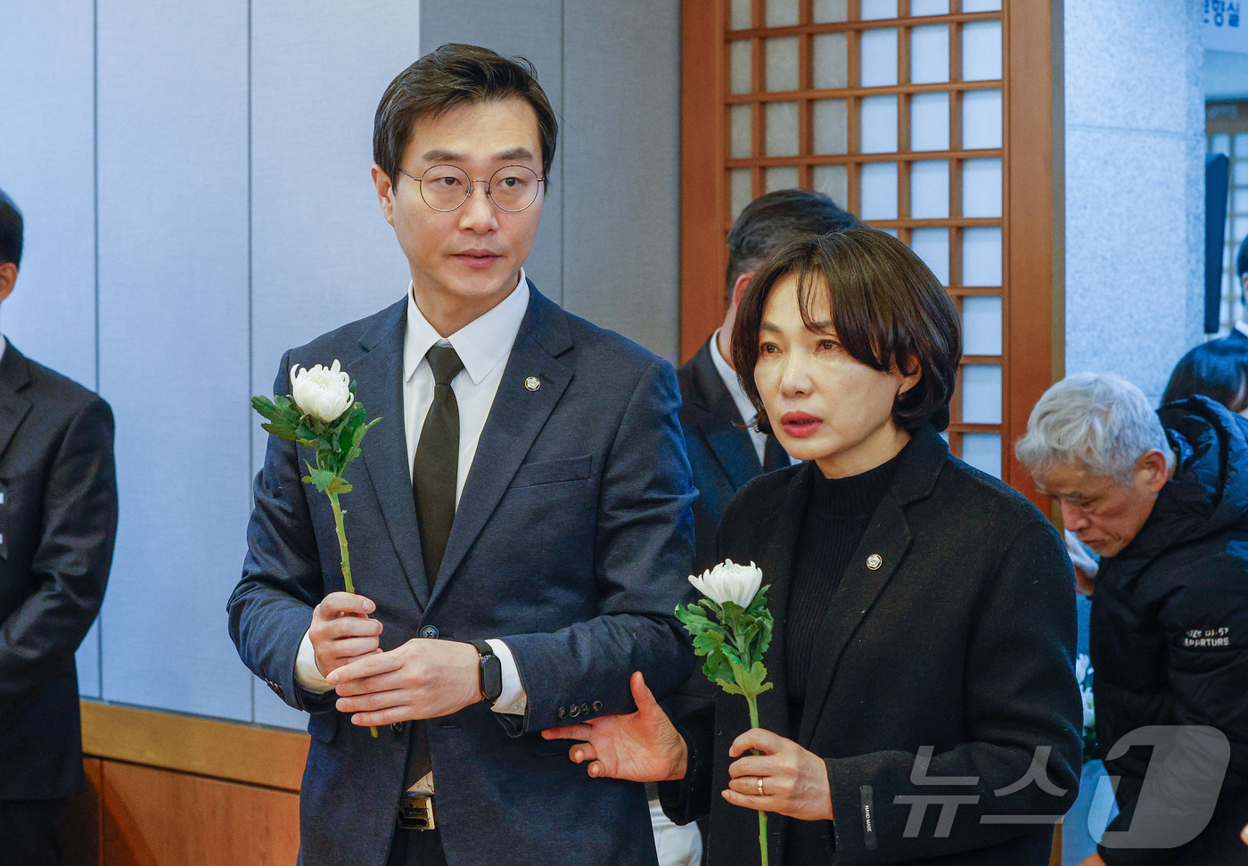 (서울=뉴스1) 사진공동취재단 = 27일 서울 종로구 서울대학교병원 장례식장에 고(故) 이해찬 민주평화통일자문회의 수석부의장의 빈소가 마련된 가운데 장경태, 서미화 더불어민주당 의 …