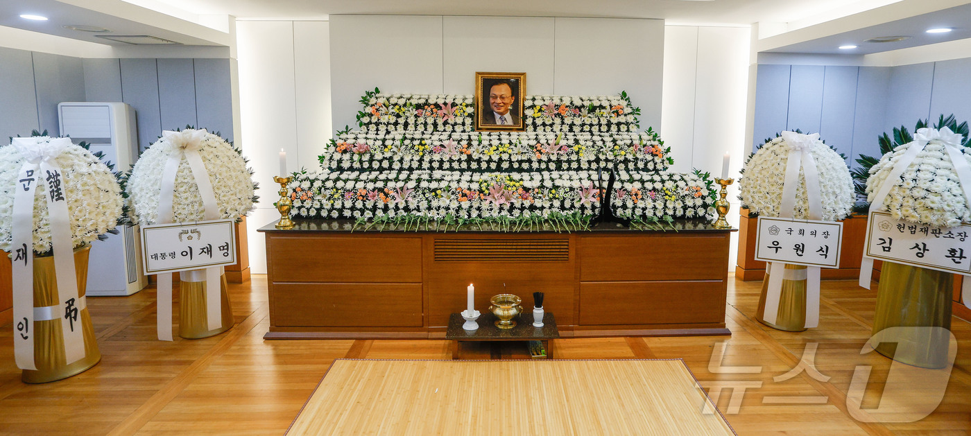 (서울=뉴스1) 사진공동취재단 = 27일 서울 종로구 서울대학교병원 장례식장에 마련된 이해찬 민주평화통일자문회의 수석부의장의 빈소에 문재인 전 대통령, 이재명 대통령, 우원식 국회 …