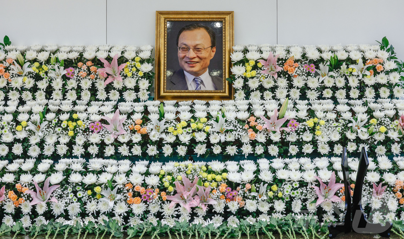 (서울=뉴스1) 사진공동취재단 = 27일 서울 종로구 서울대학교병원 장례식장에 마련된 고(故) 이해찬 민주평화통일자문회의 수석부의장의 빈소에 고인의 영정사진이 놓여있다.  2026 …