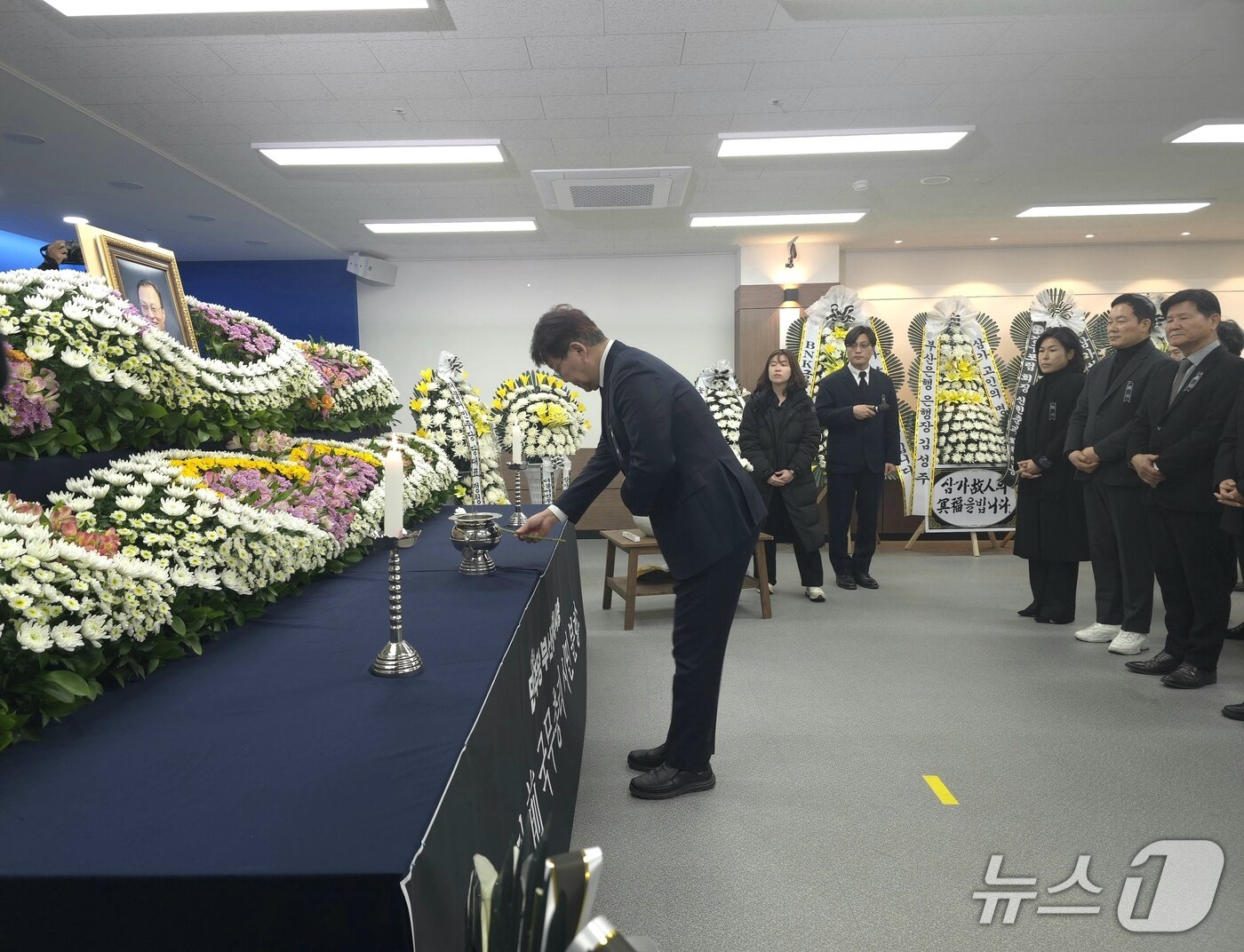 본문 이미지 - 헌화하고 있는 변성완 더불어민주당 부산시당위원장. 2026.1.27/뉴스1 ⓒ News1 이주현 기자