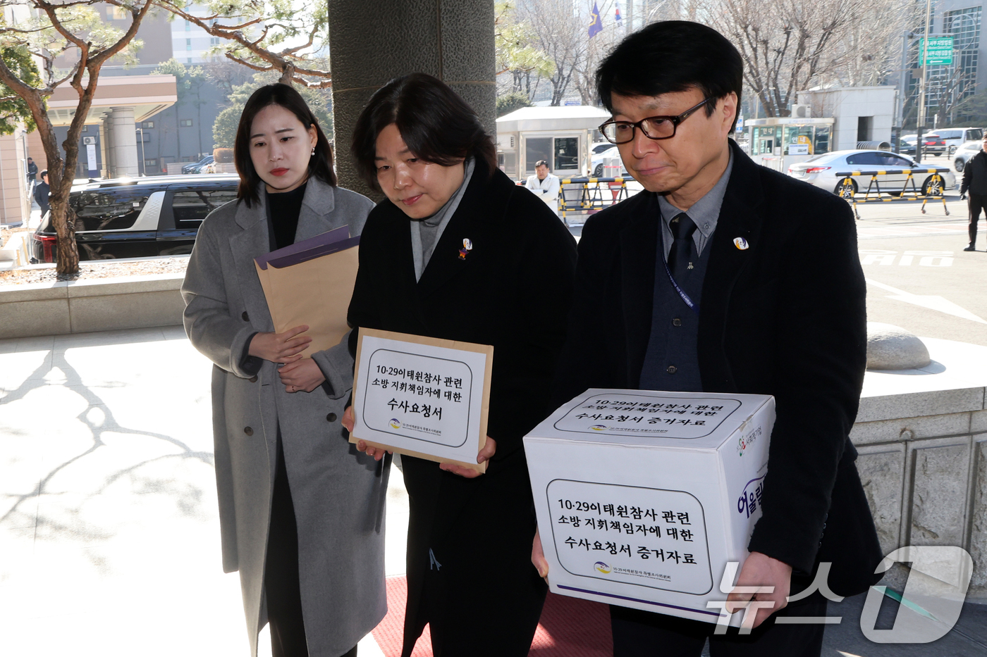 (서울=뉴스1) 황기선 기자 = 10·29 이태원참사 진상규명과 재발 방지를 위한 특별조사위원회(특조위)가 27일 오후 서울 마포구 서울서부지방검찰청에서 최성범 전 용산소방서장과 …