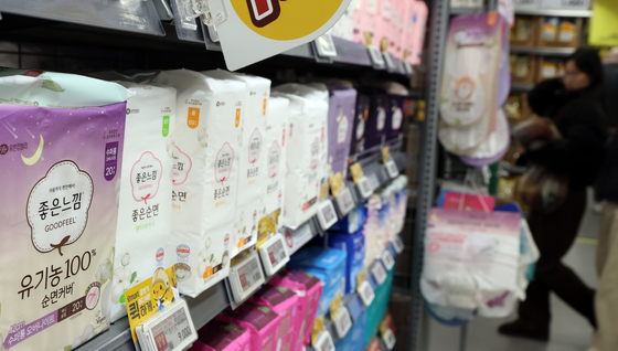 생리대 가격 논란에 중저가 라인 확대