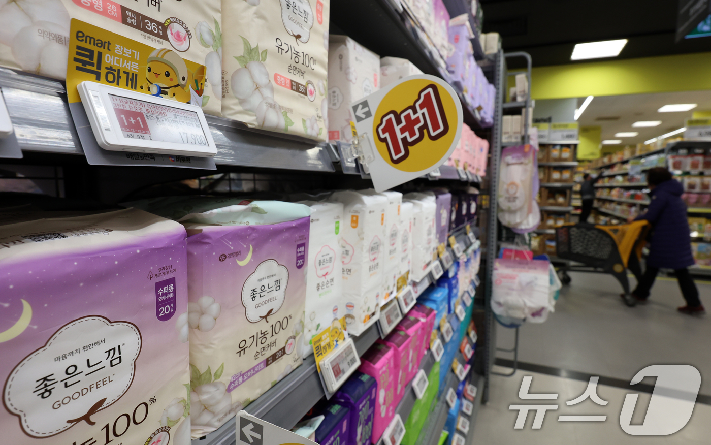 (서울=뉴스1) 김명섭 기자 = 이재명 대통령이 생리대 가격 부담 문제를 지적한 가운데, 국내 주요 생리대 제조사들이 기본 기능에 충실한 '반값' 중저가 제품을 잇달아 선보이며 시 …