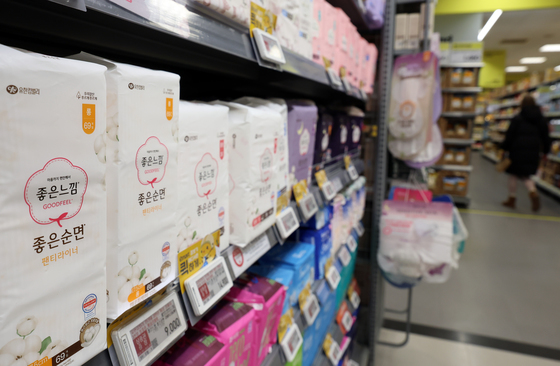 생리대 부담 완화 나선 업계, 중저가 제품군 확대