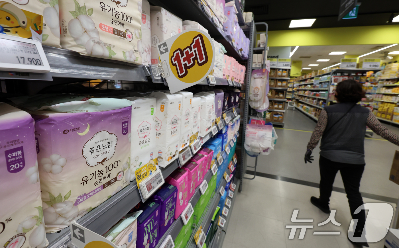 (서울=뉴스1) 김명섭 기자 = 이재명 대통령이 생리대 가격 부담 문제를 지적한 가운데, 국내 주요 생리대 제조사들이 기본 기능에 충실한 '반값' 중저가 제품을 잇달아 선보이며 시 …