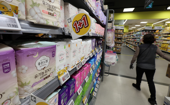 생리대 가격 지적에 제조사들 1000원대 제품 선보여