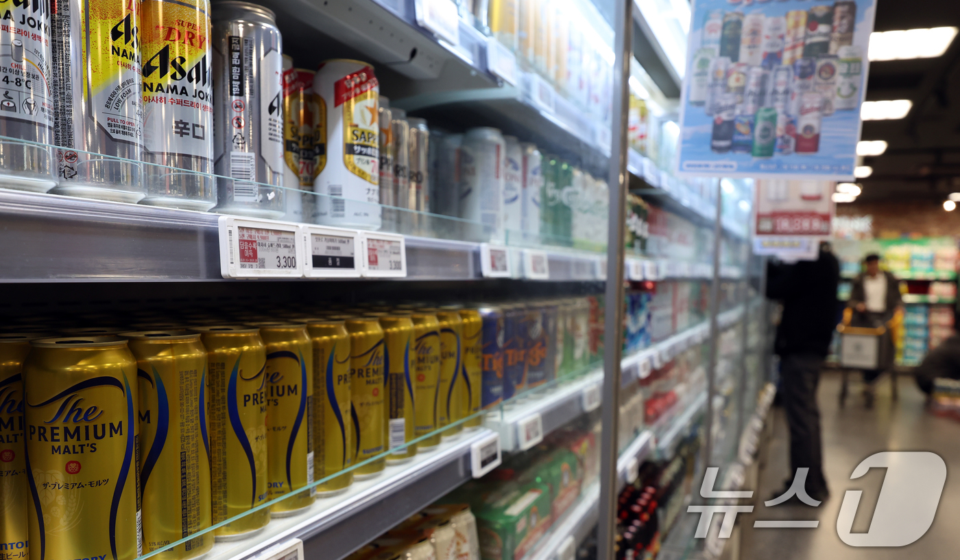 (서울=뉴스1) 김명섭 기자 = 국내 주류 소비가 둔화된 상황에서도 일본산 맥주는 성장 흐름을 유지했다. 지난해 일본 맥주는 3년 연속 수입액 1위를 유지하며 사상 처음으로 110 …