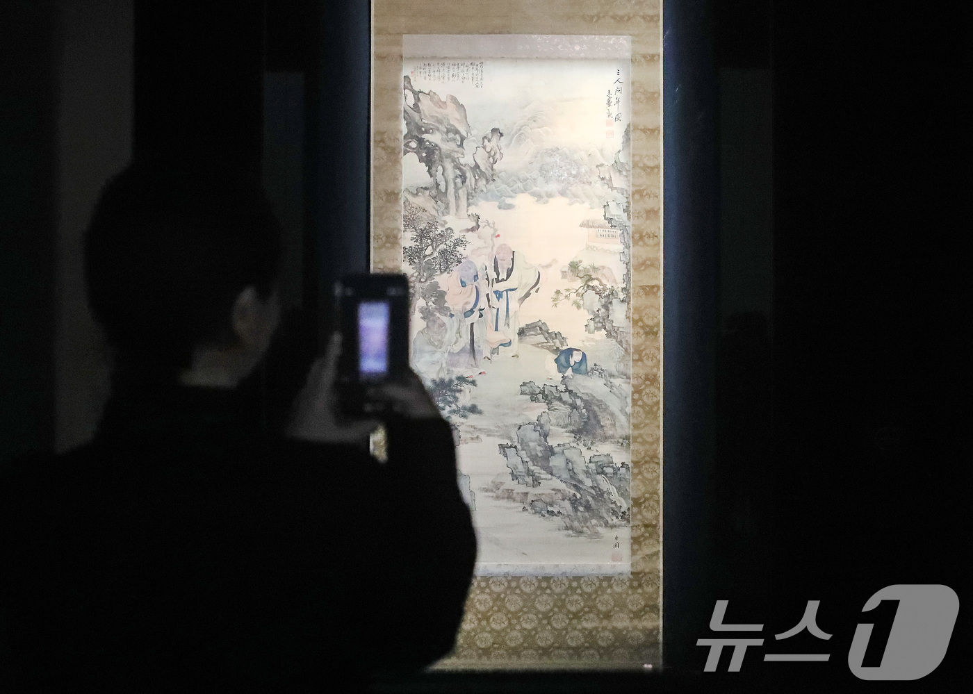 (대구=뉴스1) 공정식 기자 = 27일 오전 대구 수성구 대구간송미술관을 찾은 관람객이 오원 장승업의 '삼인문년(三人問年)'을 감상하고 있다.대구간송미술관은 병오년 새해를 맞아 상 …
