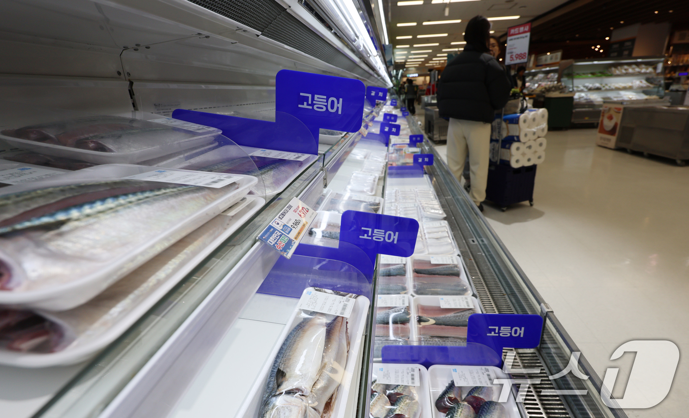 (서울=뉴스1) 김명섭 기자 = 구윤철 경제부총리 겸 재정경제부 장관은 설 명절을 앞두고 "먹거리 물가를 중점 관리하겠다"며 성수품을 역대 최대인 27만t 공급하고, 소상공인·중소 …