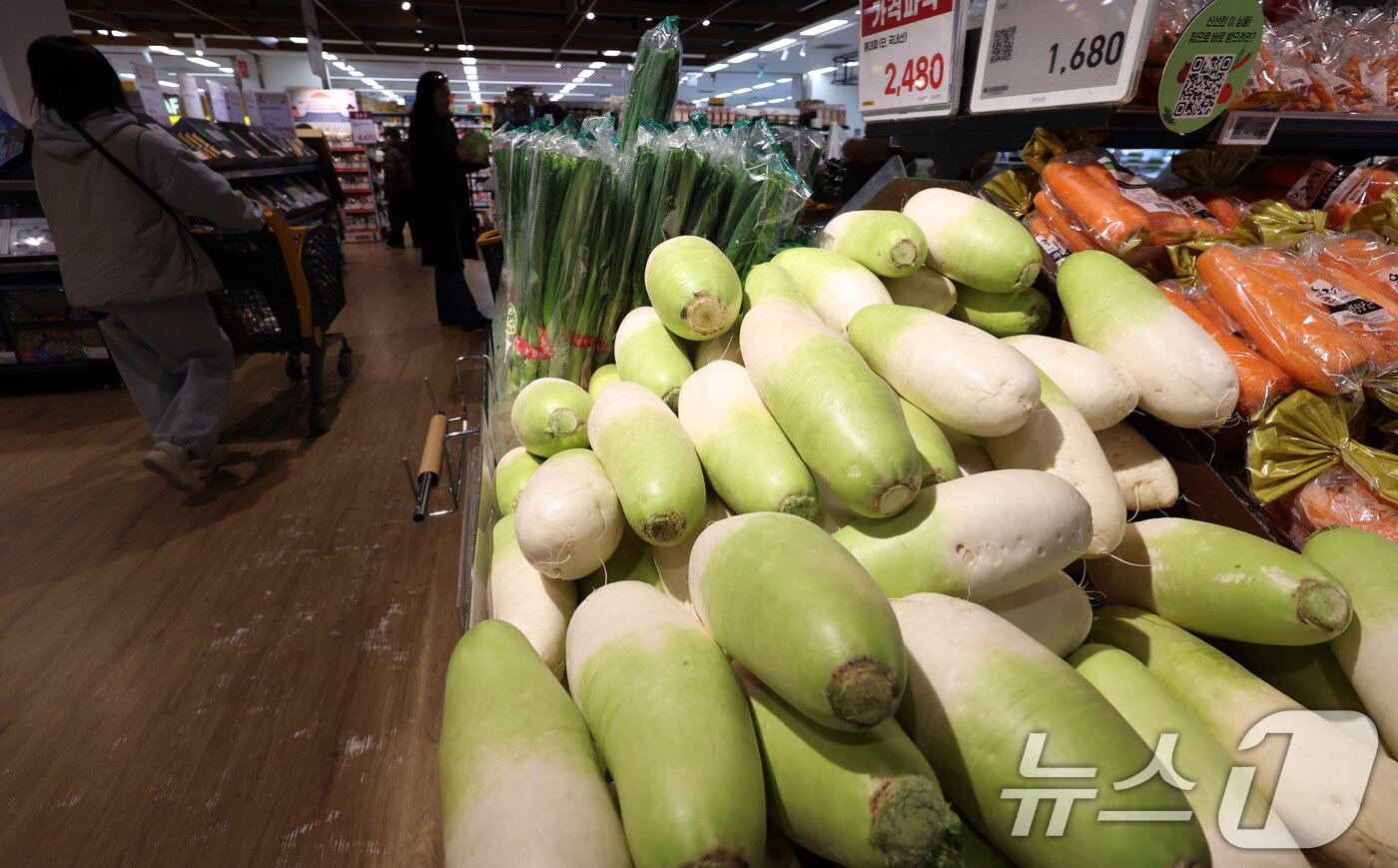 본문 이미지 - 서울 한 대형마트에 판매되는 무.  ⓒ News1 김명섭 기자