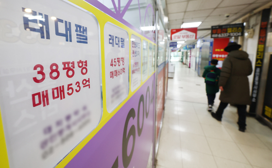 한은 "작년 하반기 전 권역 경기 개선…반도체·소비쿠폰 영향"