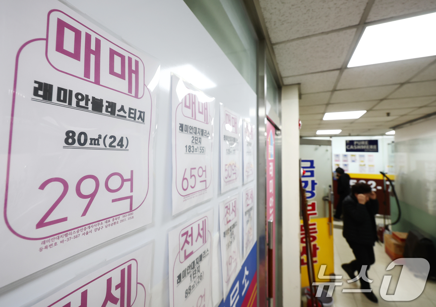 (서울=뉴스1) 김민지 기자 = 서울 아파트 '국민평수'(국평)로 불리는 전용면적 84㎡의 평균 매매가가 13억 원을 넘어선 가운데, 강남·서초구는 26억 원대까지 올랐다.이는 전 …