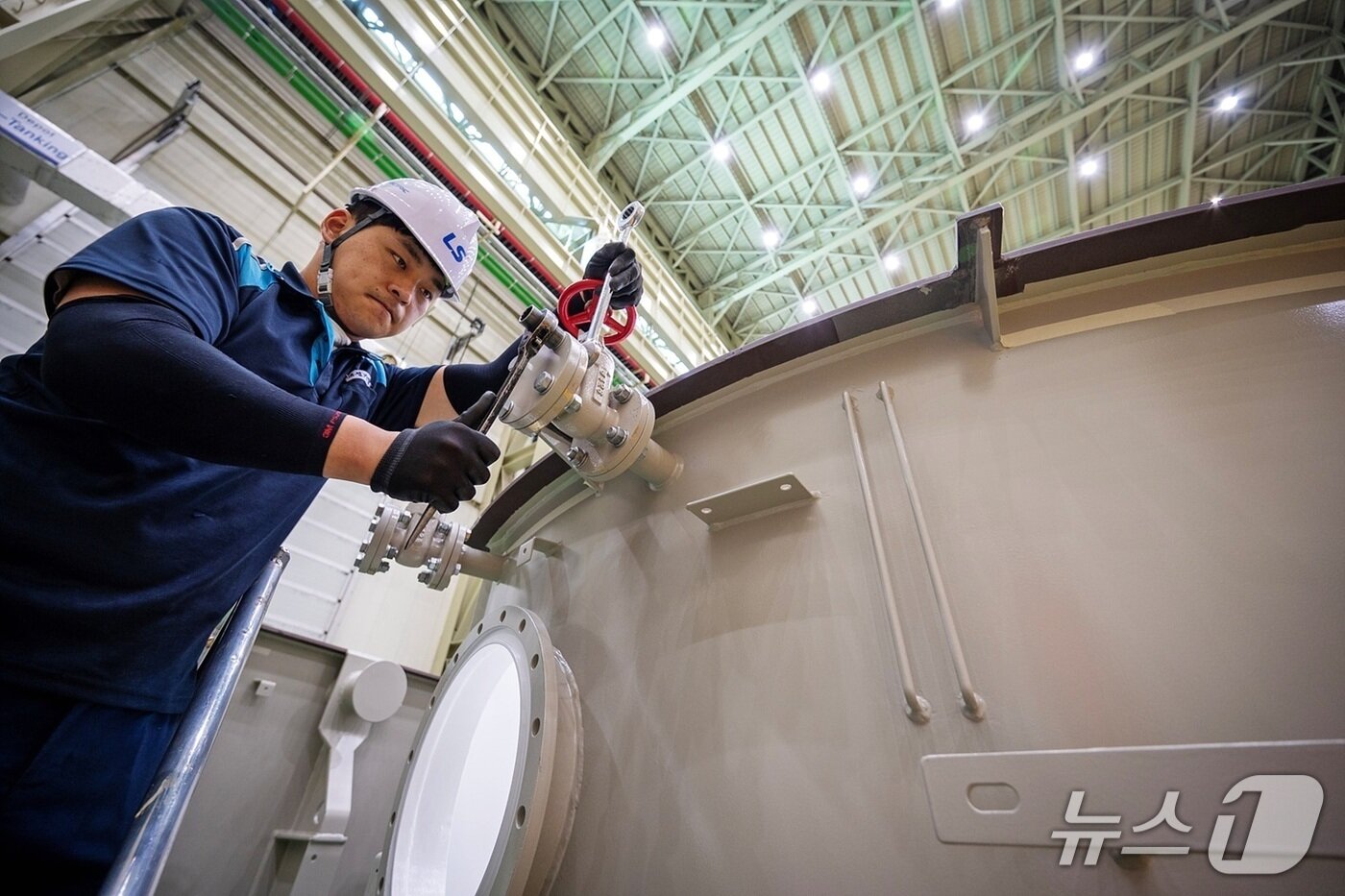 본문 이미지 - LS일렉트릭 부산사업장에서 작업자가 초고압 변압기를 조립하고 있는 모습.(LS일렉트릭 제공)