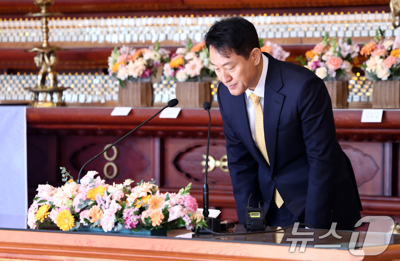 (서울=뉴스1) 최지환 기자 = 오세훈 서울시장이 27일 오후 서울 종로구 조계사에서 열린 한국불교지도자 신년하례법회에서 축사를 마치고 고개 숙여 인사하고 있다. 2026.1.27 …