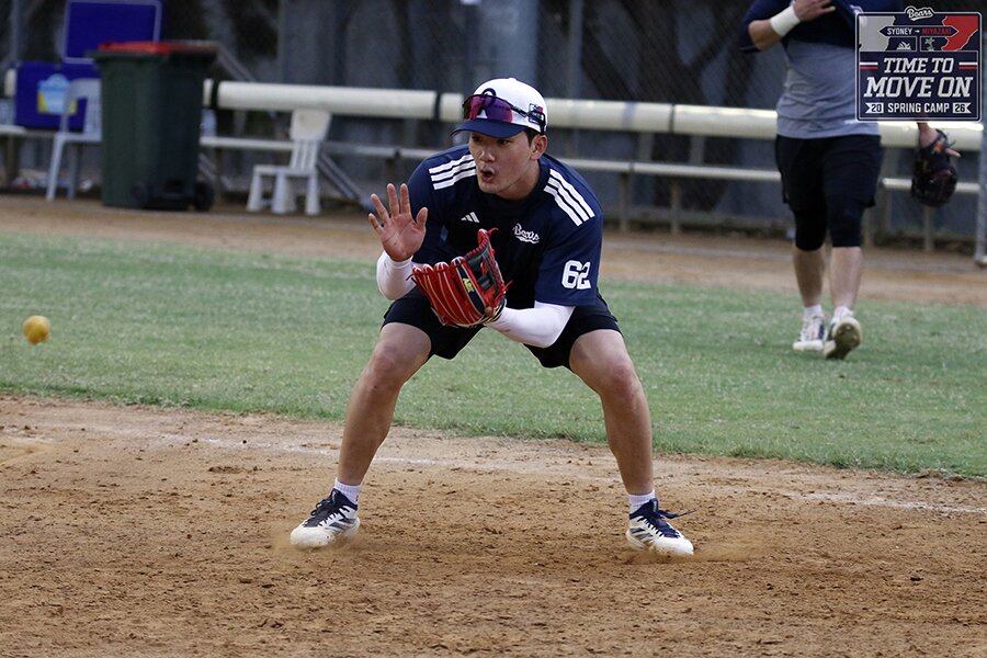 본문 이미지 - 두산 내야수 안재석이 불규칙 볼을 이용한 펑고 수비 훈련을 하고 있다.(두산 베어스 제공)