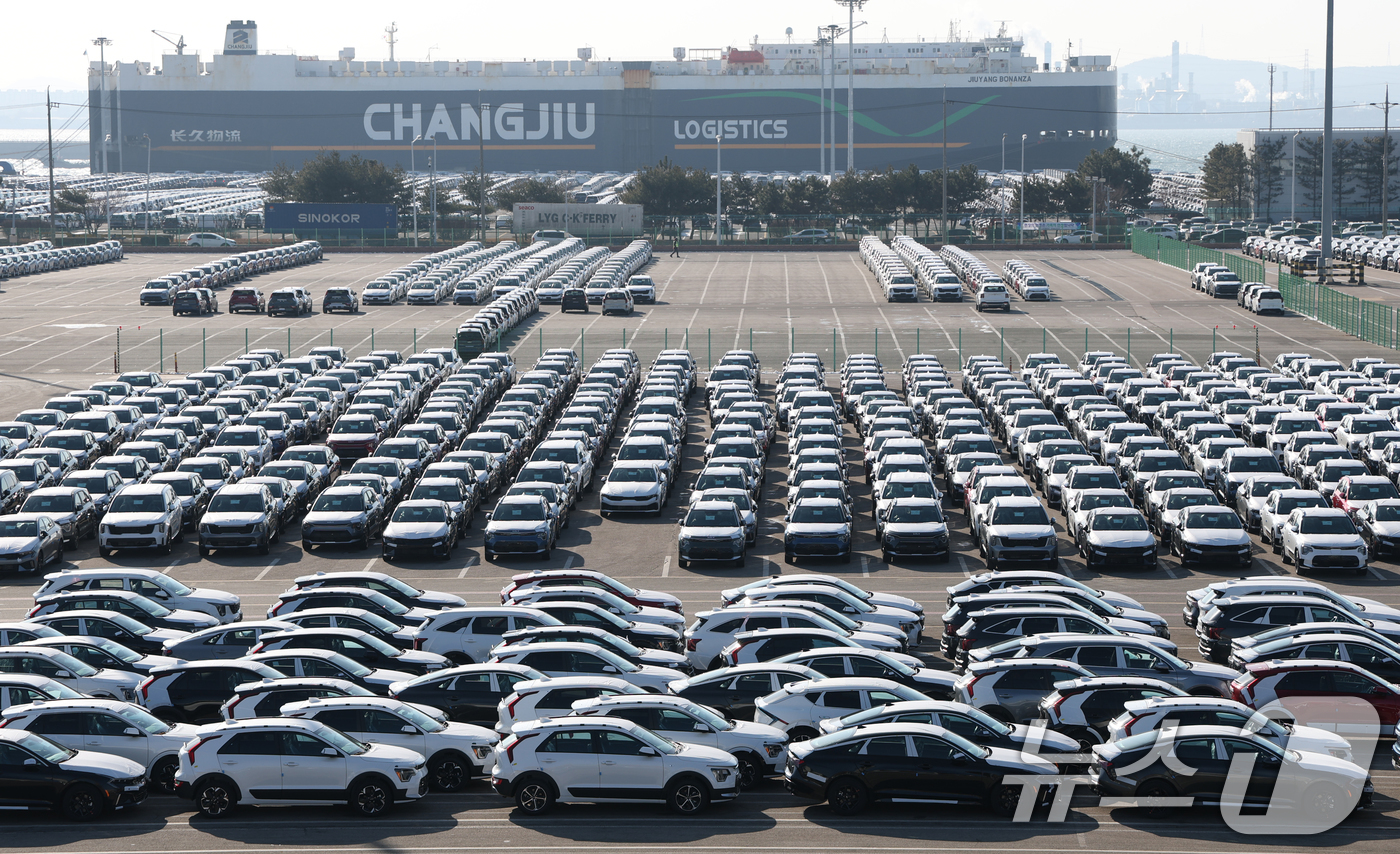 (평택=뉴스1) 김영운 기자 = 도널드 트럼프 미국 대통령이 26일(현지시간) 한국 의회가 무역 합의를 이행하지 않고 있다며 상호관세를 비롯해 자동차 등 품목 관세를 15%에서 2 …