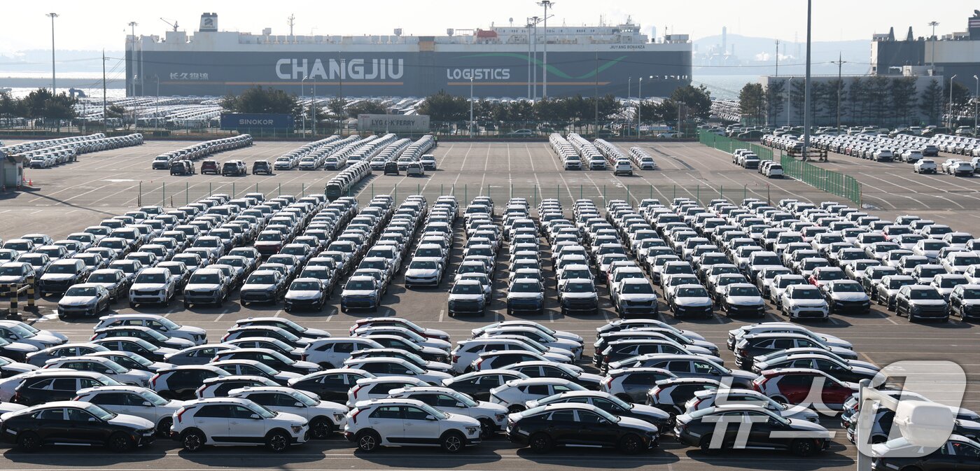 본문 이미지 - 사진은 지난달 27일 경기 평택시 포승읍 평택항에 수출용 차량이 세워져 있는 모습. 2026.1.27 ⓒ 뉴스1 김영운 기자