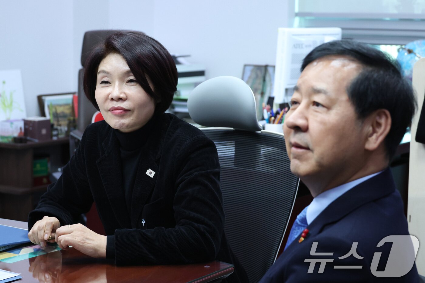 본문 이미지 - 구윤철 부총리 겸 재정경제부 장관이 27일 서울 여의도 국회 의원회관에서 한정애 더불어민주당 정책위의장과 면담하고 있다. 2026.1.27/뉴스1 ⓒ News1 신웅수 기자