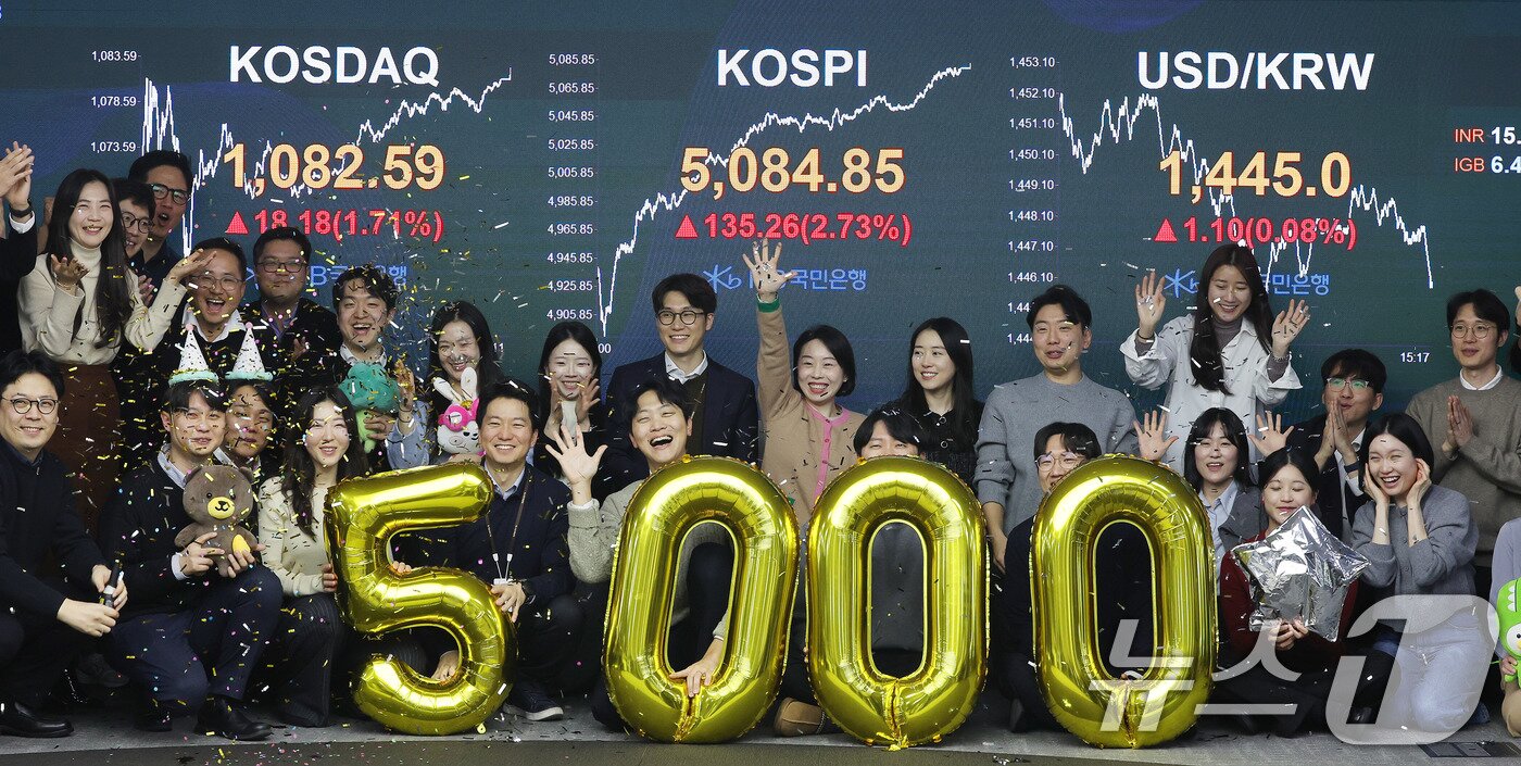 본문 이미지 - 코스피가 종가 기준 사상 처음 5000선을 돌파한 27일 오후 서울 영등포구 KB국민은행 딜링룸에서 직원들이 축하 세리머니를 하고 있다. 이날 코스피지수는 전일대비 135.26p(2.73%) 오른 5084.85로 장을 마감했다. 2026.1.27/뉴스1 ⓒ News1 박지혜 기자
