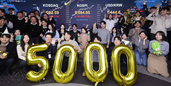 코스피 종가 사상 첫 5000선 돌파