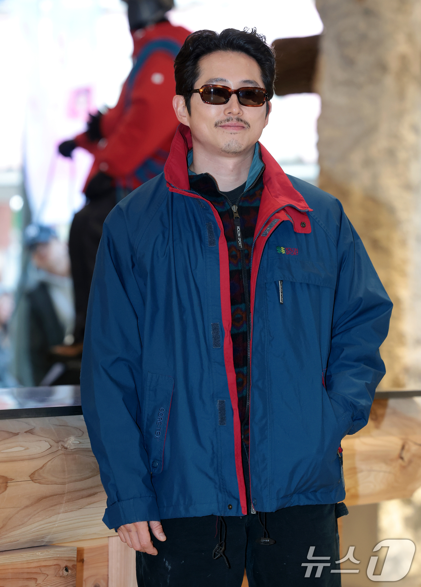 (서울=뉴스1) 권현진 기자 = 배우 스티븐 연이 27일 오후 서울 중구 명동에서 열린 '코오롱스포츠 서울' 오픈 기념 행사에 참석해 포즈를 취하고 있다. 2026.1.27/뉴스1 …