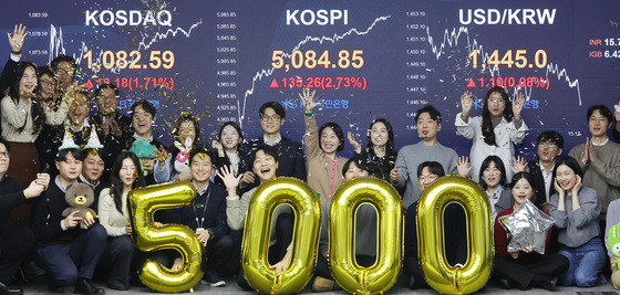 코스피 종가 사상 첫 5000선 돌파