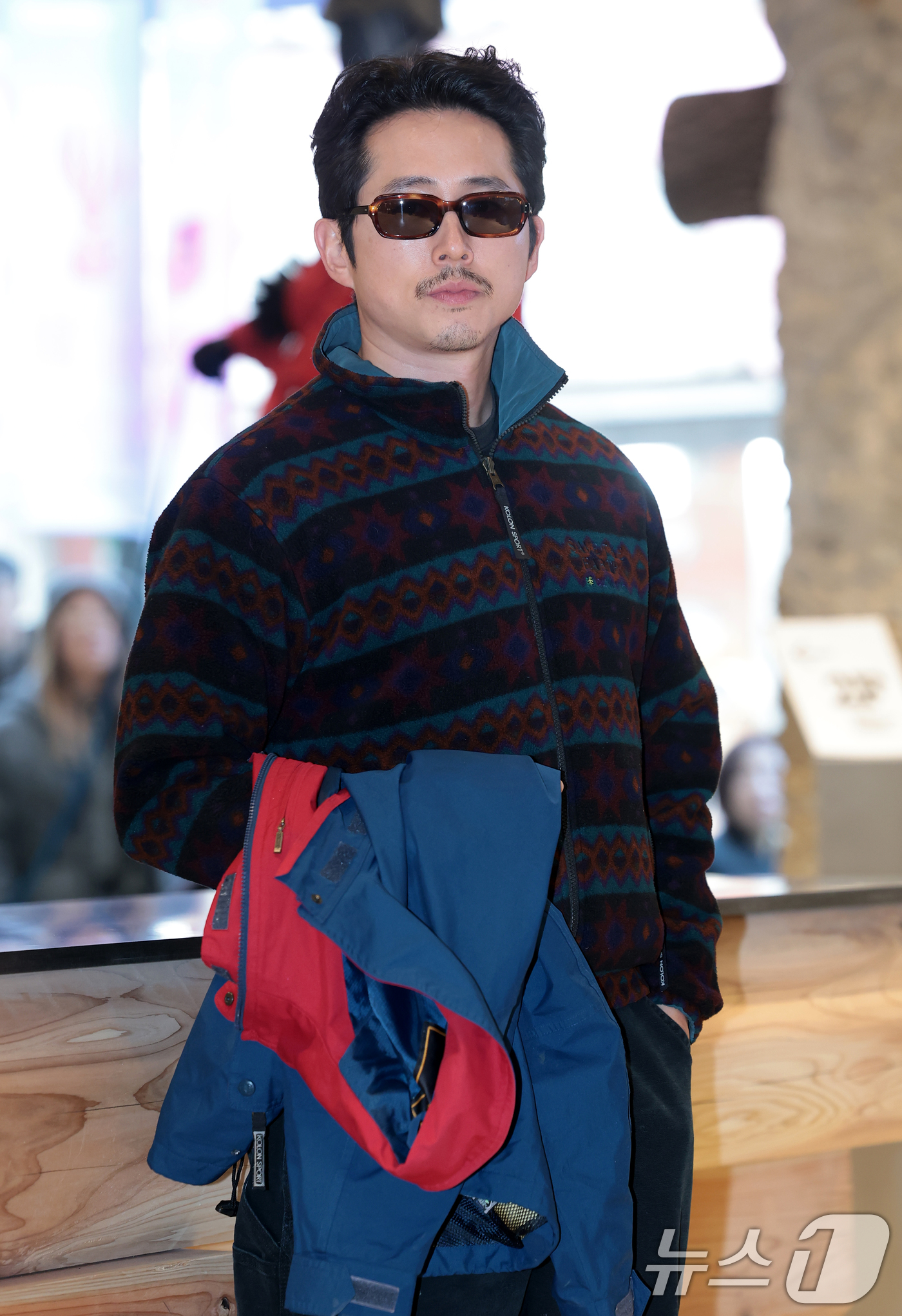 (서울=뉴스1) 권현진 기자 = 배우 스티븐 연이 27일 오후 서울 중구 명동에서 열린 '코오롱스포츠 서울' 오픈 기념 행사에 참석해 포즈를 취하고 있다. 2026.1.27/뉴스1 …