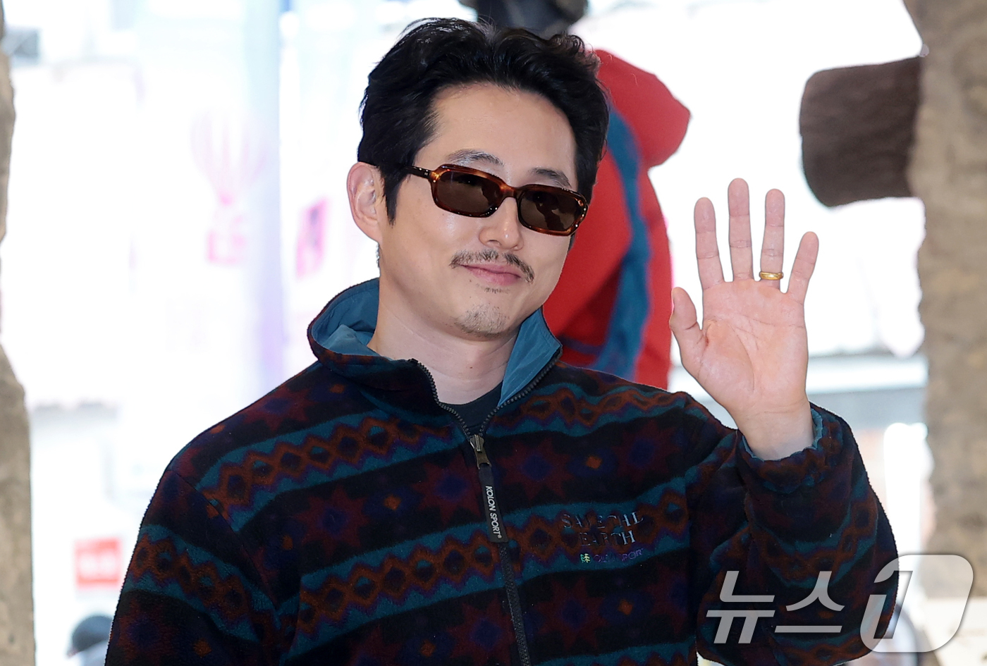 (서울=뉴스1) 권현진 기자 = 배우 스티븐 연이 27일 오후 서울 중구 명동에서 열린 '코오롱스포츠 서울' 오픈 기념 행사에 참석해 포즈를 취하고 있다. 2026.1.27/뉴스1 …