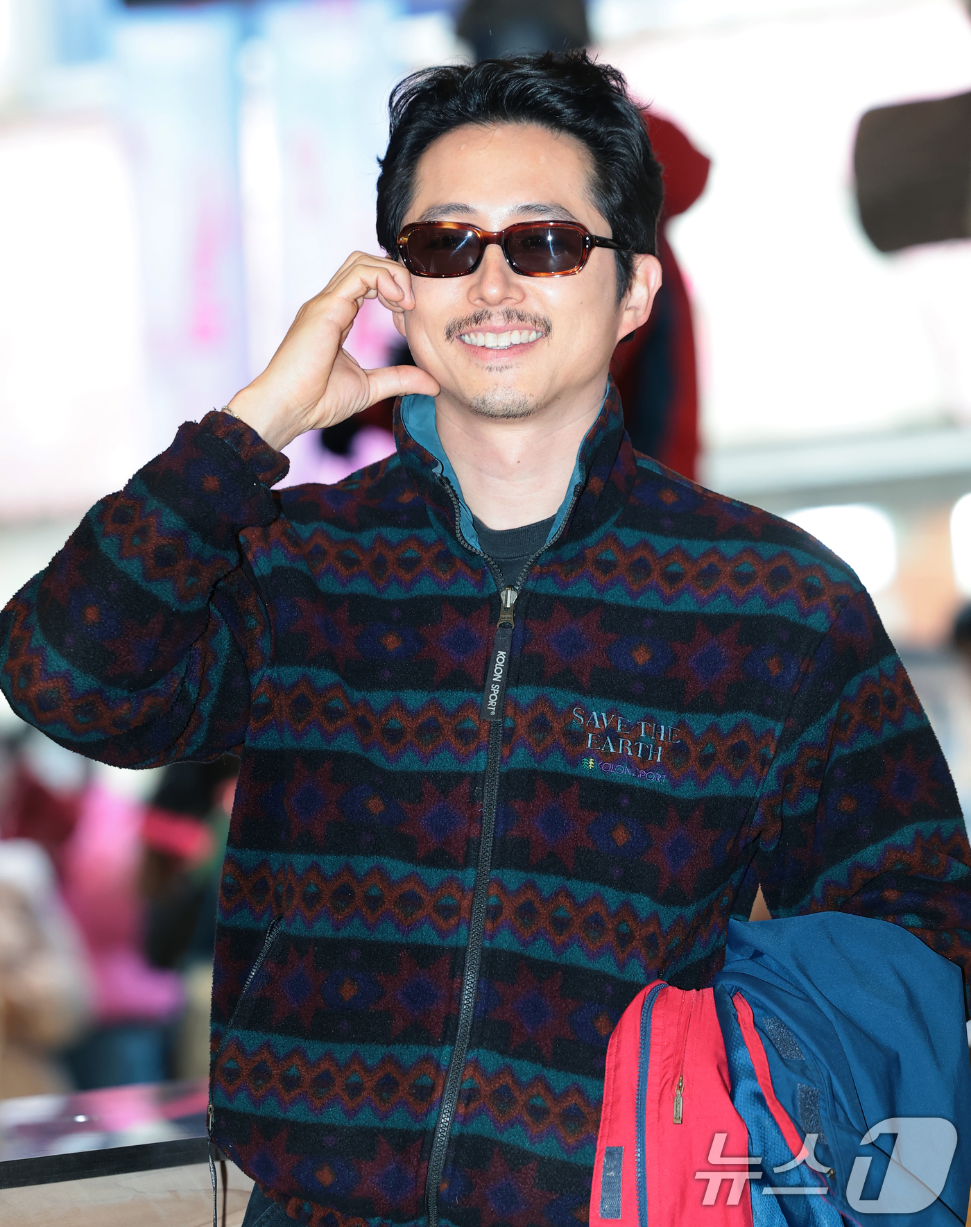 (서울=뉴스1) 권현진 기자 = 배우 스티븐 연이 27일 오후 서울 중구 명동에서 열린 '코오롱스포츠 서울' 오픈 기념 행사에 참석해 포즈를 취하고 있다. 2026.1.27/뉴스1 …