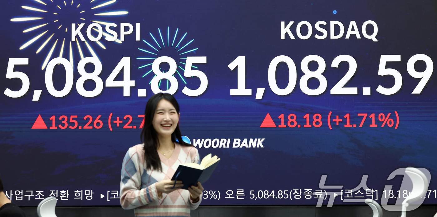 (서울=뉴스1) 최지환 기자 = 코스피지수가 사상 처음으로 5000P 위로 마감한 27일 오후 서울 중구 우리은행 본점 딜링룸 전광판에 증시 현황이 표시되어 있다.이날 코스피지수는 …