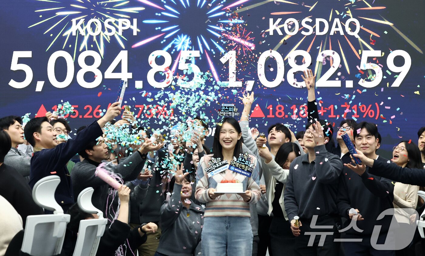 본문 이미지 - 코스피지수가 사상 처음으로 5000P 위로 마감한 27일 오후 서울 중구 우리은행 본점 딜링룸 전광판에 증시 현황이 표시되어 있다.  2026.1.27/뉴스1 ⓒ News1 최지환 기자