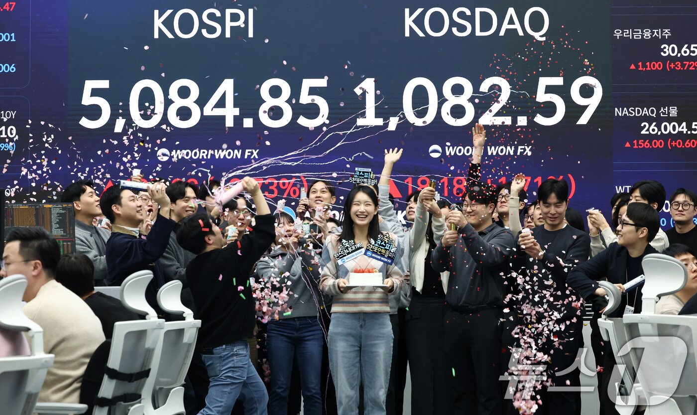 본문 이미지 - 코스피지수가 사상 처음으로 5000P 위로 마감한 27일 오후 서울 중구 우리은행 본점 딜링룸 전광판에 증시 현황이 표시되어 있다. 2026.1.27/뉴스1 ⓒ News1 최지환 기자