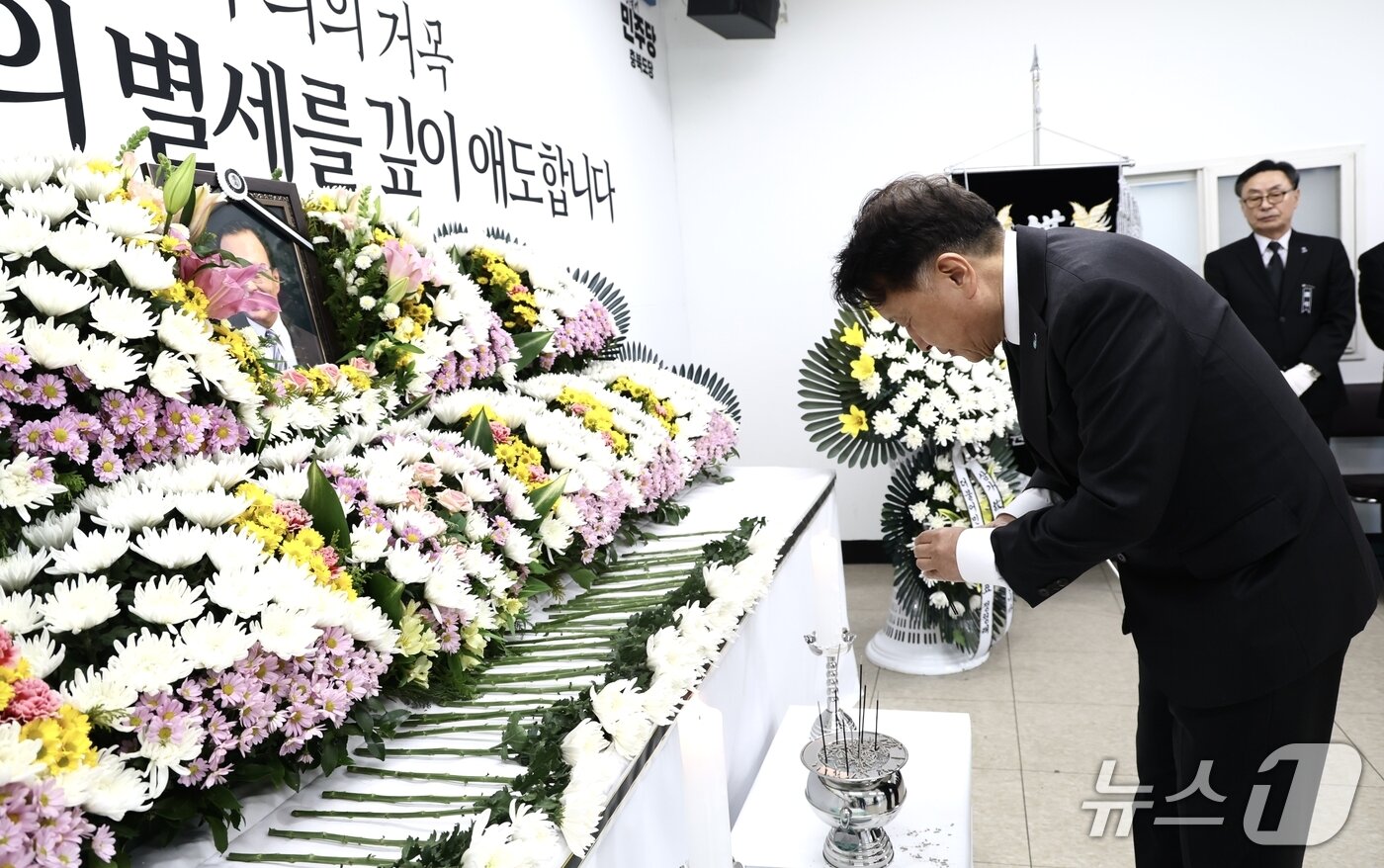 본문 이미지 - 김영환 충북지사가 27일 더불어민주당 충북도당 당사에 마련된 이해찬 전 총리 합동분향소에서 조문하고 있다. (충북도 제공. 재판매 및 DB금지)