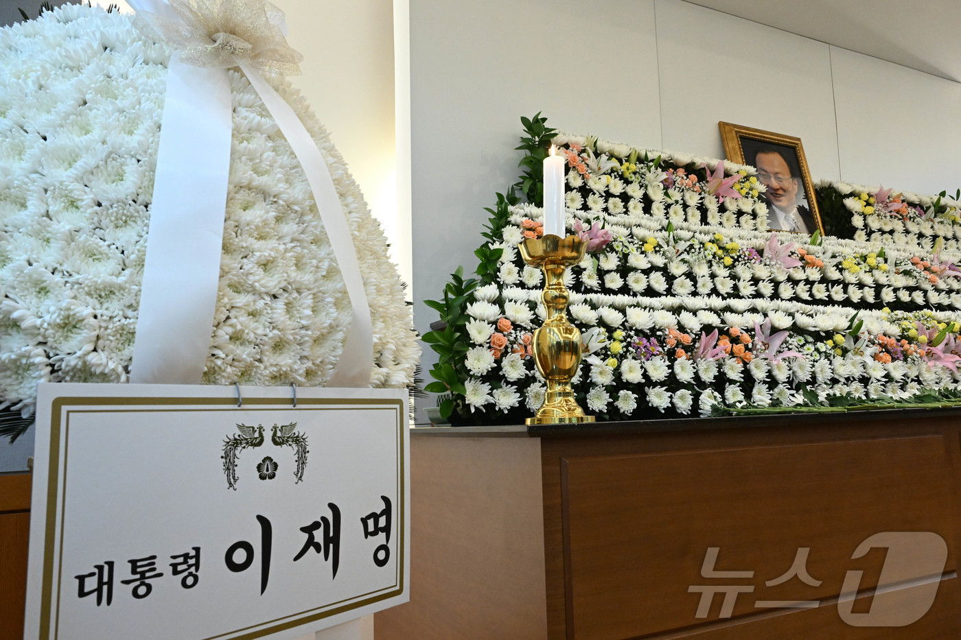 (서울=뉴스1) 사진공동취재단 = 27일 서울 종로구 서울대학교병원 장례식장에 마련된 이해찬 민주평화통일자문회의 수석부의장의 빈소에 이재명 대통령 근조화환이 놓여있다.  2026. …