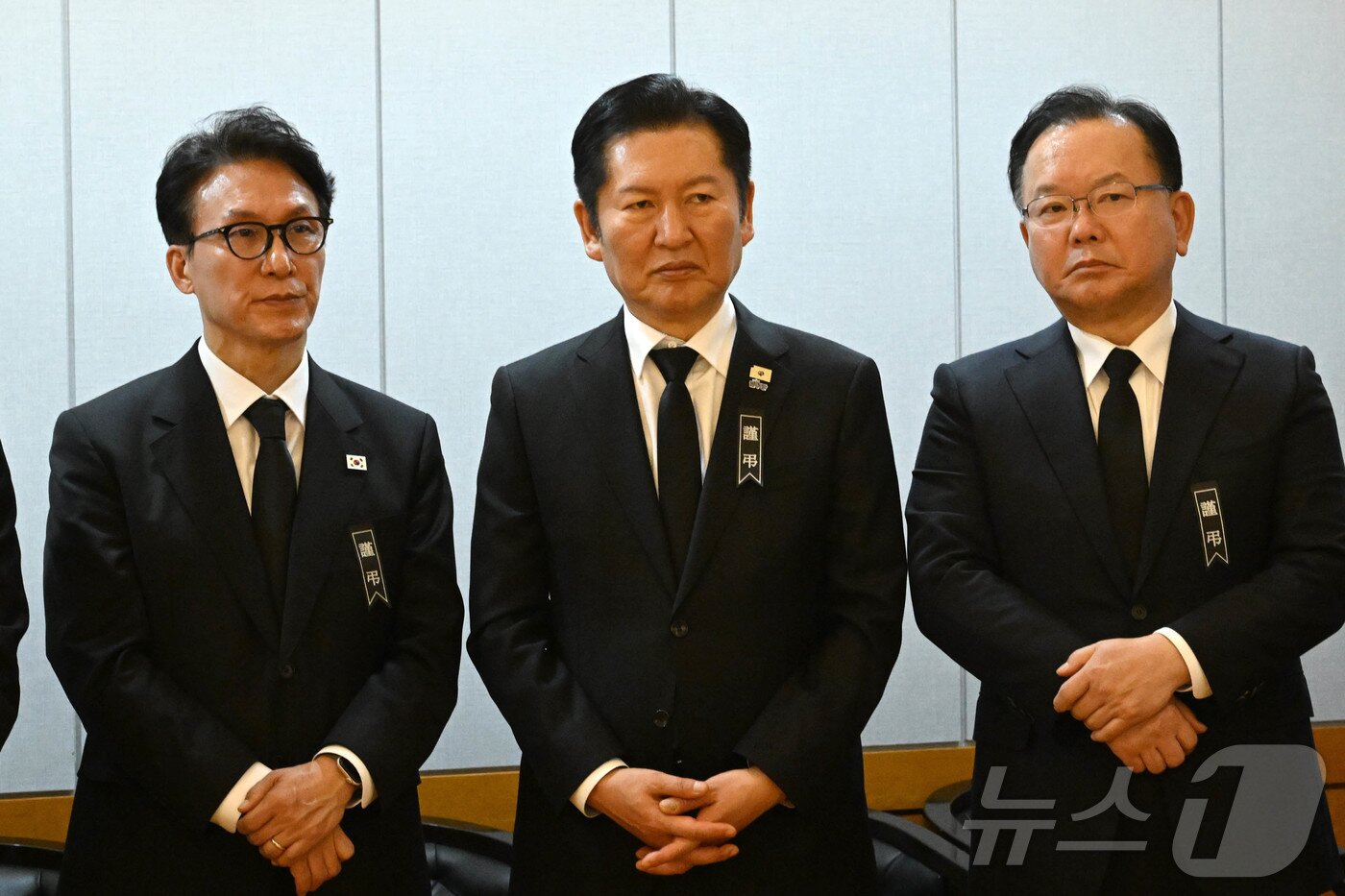 본문 이미지 - 지난 1월 27일 서울 종로구 서울대학교병원 장례식장에 마련된 이해찬 민주평화통일자문회의 수석부의장의 빈소에서 김민석 국무총리, 정청래 더불어민주당 대표, 김부겸 전 총리기 조문객을 맞이하고 있다. 2026.1.27 ⓒ 뉴스1 사진공동취재단