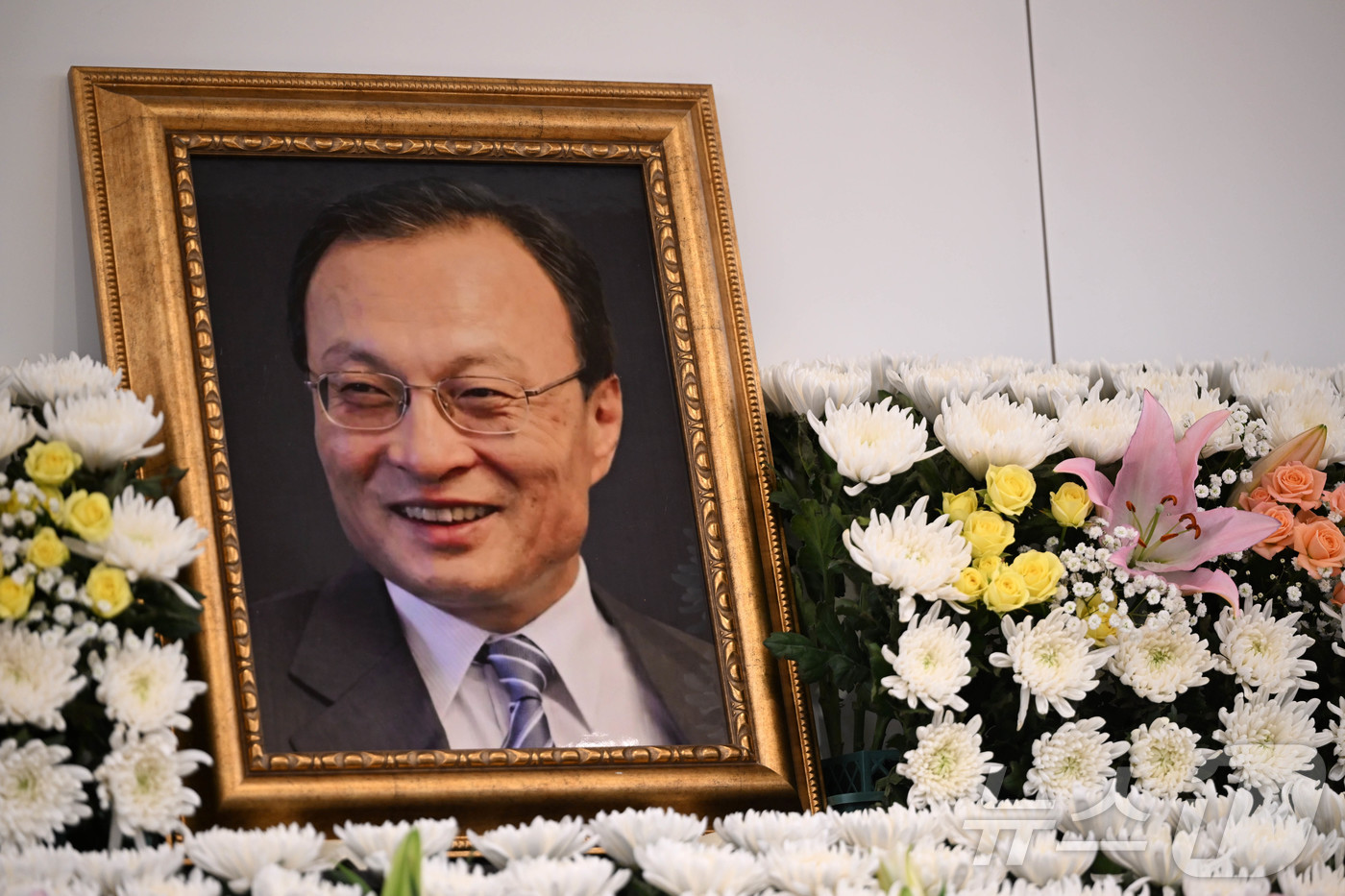 (서울=뉴스1) 사진공동취재단 = 27일 서울 종로구 서울대학교병원 장례식장에 이해찬 민주평화통일자문회의 수석부의장의 빈소에 고인의 영정사진이 놓여있다.  2026.1.27/뉴스1 …