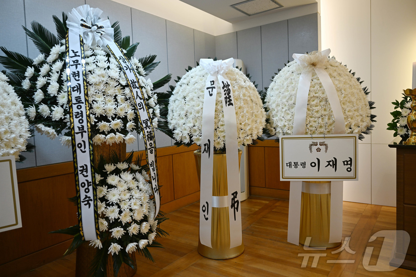 (서울=뉴스1) 사진공동취재단 = 27일 서울 종로구 서울대학교병원 장례식장에 마련된 이해찬 민주평화통일자문회의 수석부의장의 빈소에 이재명 대통령, 문재인 전 대통령, 권양숙 여사 …