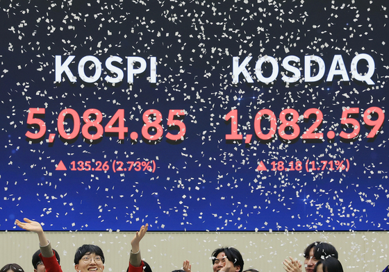 한국 증시의 새 역사···코스피 5000포인트 마감