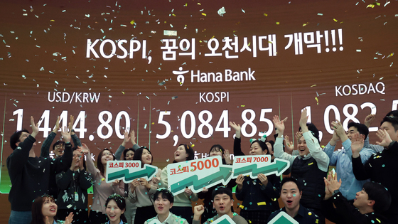 "슈퍼사이클 올라탔다"…삼전·SK하닉, 사상 최고가로 '오천피' 견인[핫종목]