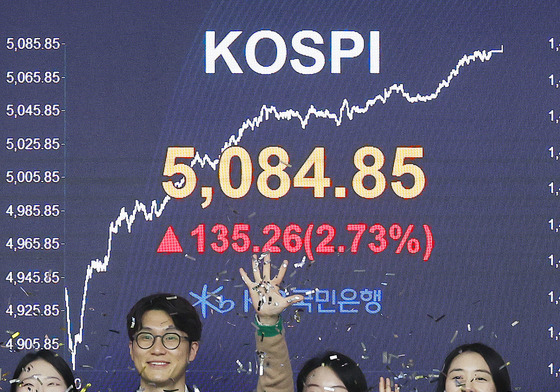 코스피, 첫 종가 '오천피' 달성