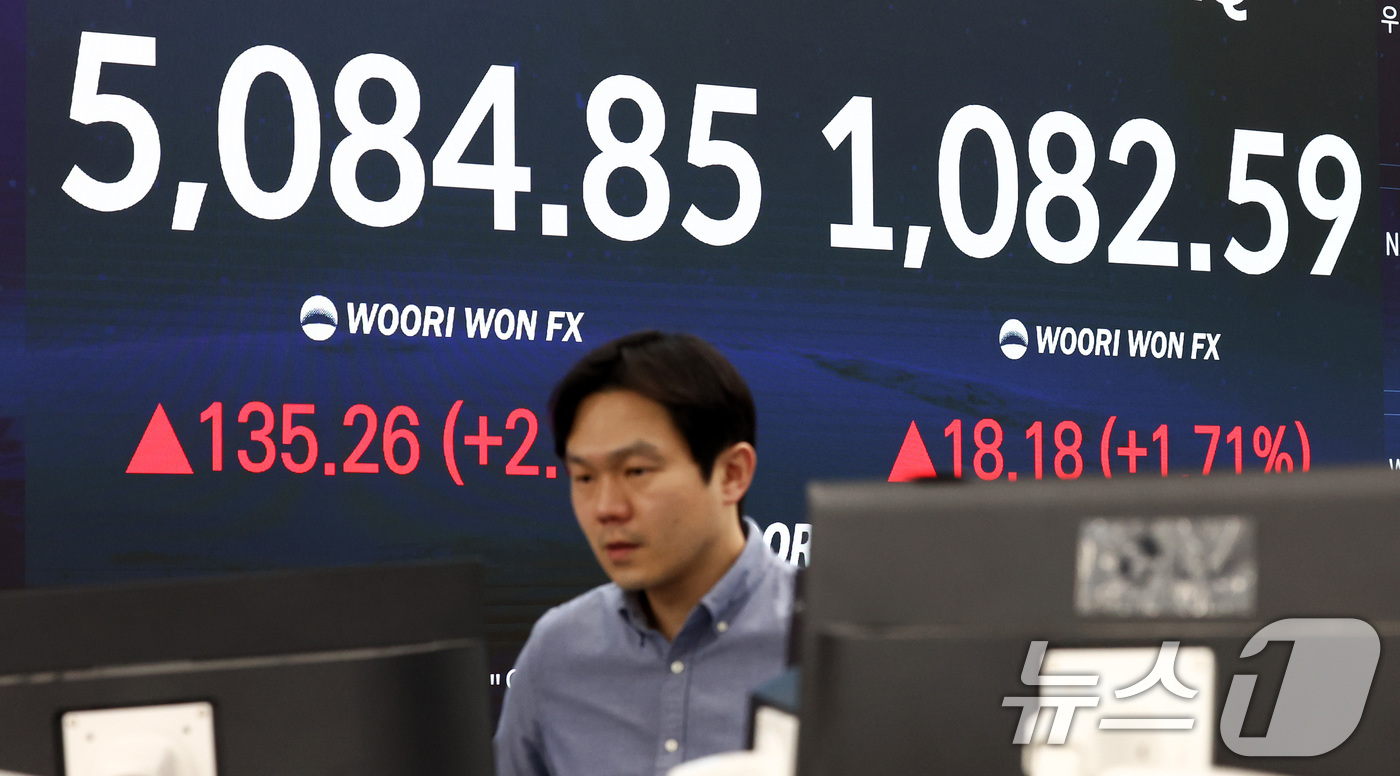 (서울=뉴스1) 최지환 기자 = 코스피지수가 사상 처음으로 5000P 위로 마감한 27일 오후 서울 중구 우리은행 본점 딜링룸 전광판에 증시 현황이 표시되어 있다. 이날 코스피지수 …