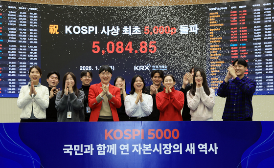 사상 최초 오천피 마감