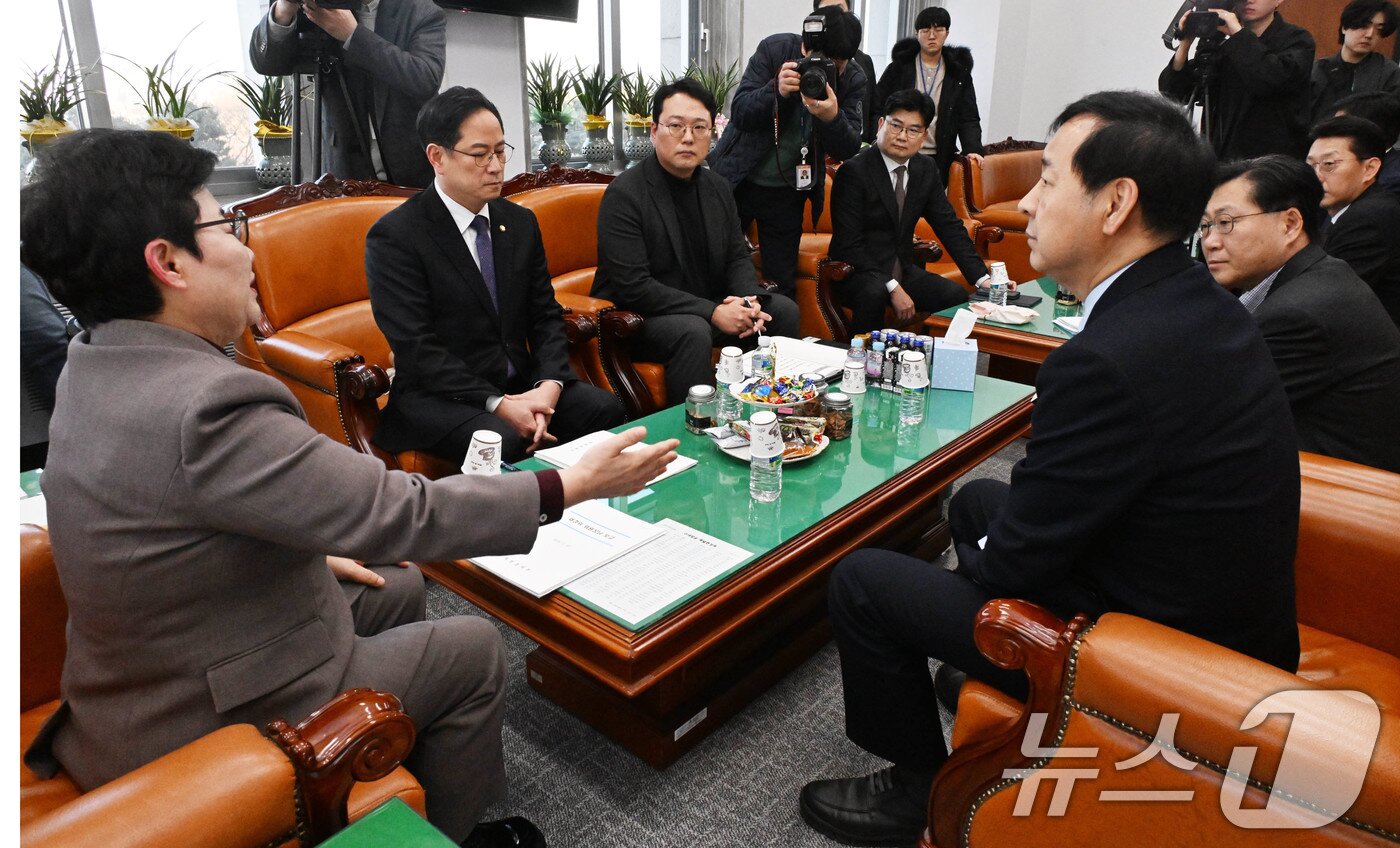 본문 이미지 - 임이자 국회 재정경제위원장과 구윤철 경제부총리 겸 재정경제부 장관이 27일 국회에서 도널드 트럼프 미국 대통령의 관세 인상 언급과 관련해 대화하고 있다. (공동취재) 2026.1.27/뉴스1 ⓒ News1 이승배 기자