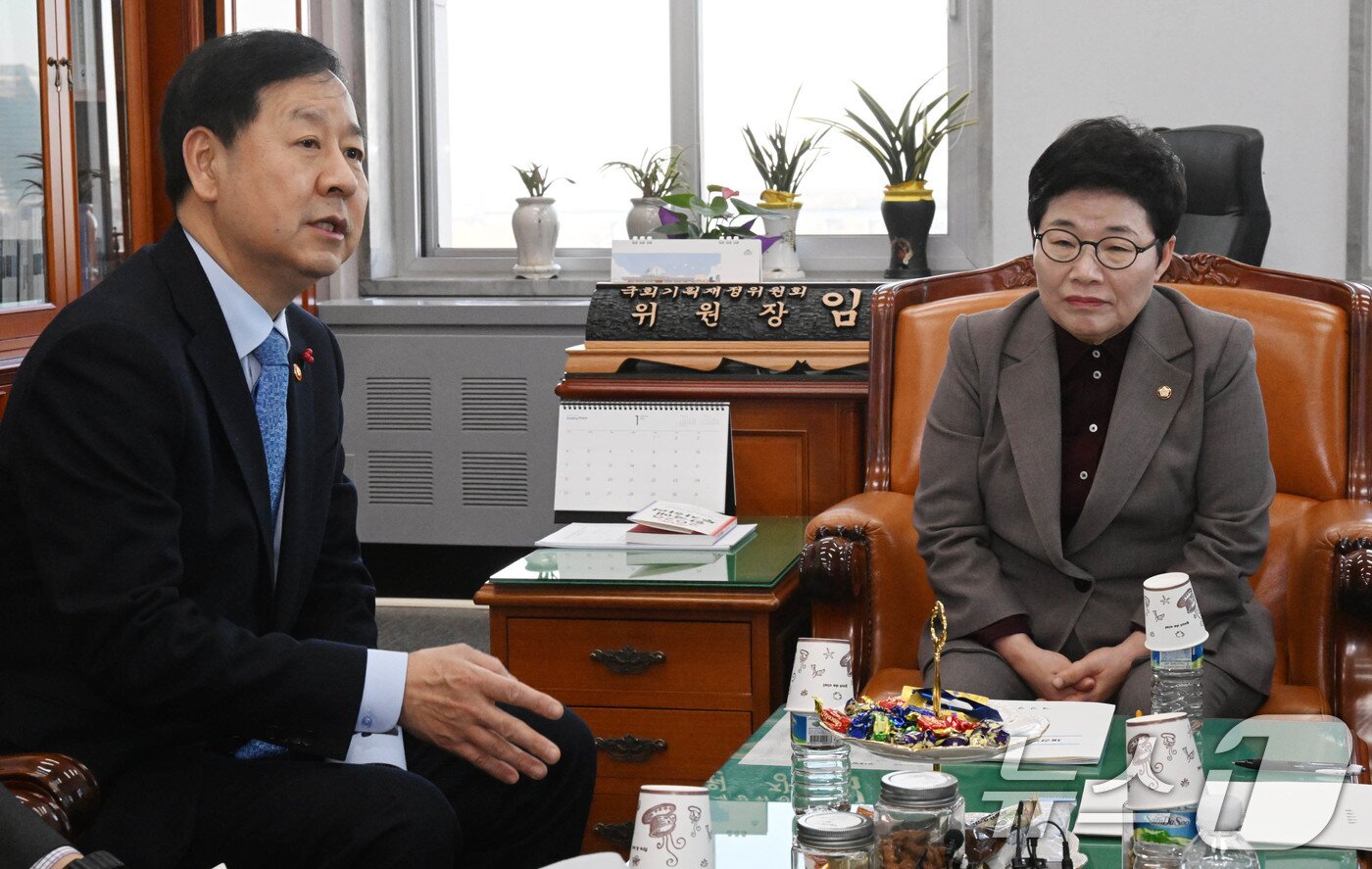 본문 이미지 - 임이자 국회 재정경제위원장과 구윤철 경제부총리 겸 재정경제부 장관이 27일 국회에서 도널드 트럼프 미국 대통령의 관세 인상 언급과 관련해 대화하고 있다. (공동취재) 2026.1.27/뉴스1 ⓒ News1 이승배 기자