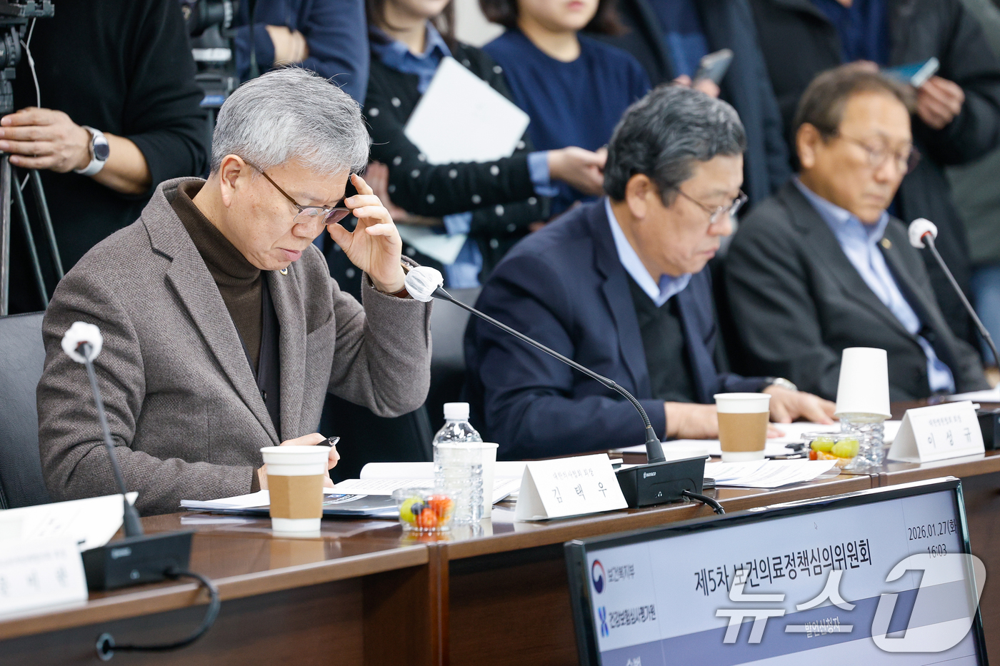 (서울=뉴스1) 안은나 기자 = 김택우 대한의사협회장이 27일 오후 서울 서초구 국제전자센터에서 열린 제5차 보건의료정책심의위원회에 참석해 정은경 보건복지부 장관의 인사말을 듣고 …