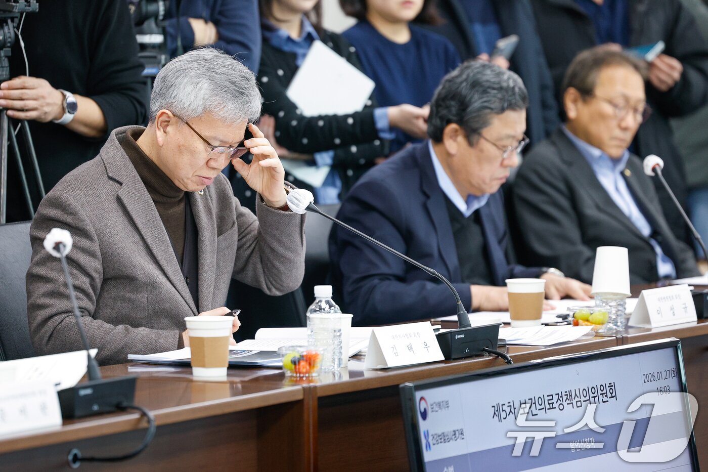 본문 이미지 - 김택우 대한의사협회장이 27일 오후 서울 서초구 국제전자센터에서 열린 제5차 보건의료정책심의위원회에 참석해 정은경 보건복지부 장관의 인사말을 듣고 있다. 2026.1.27/뉴스1 ⓒ News1 안은나 기자