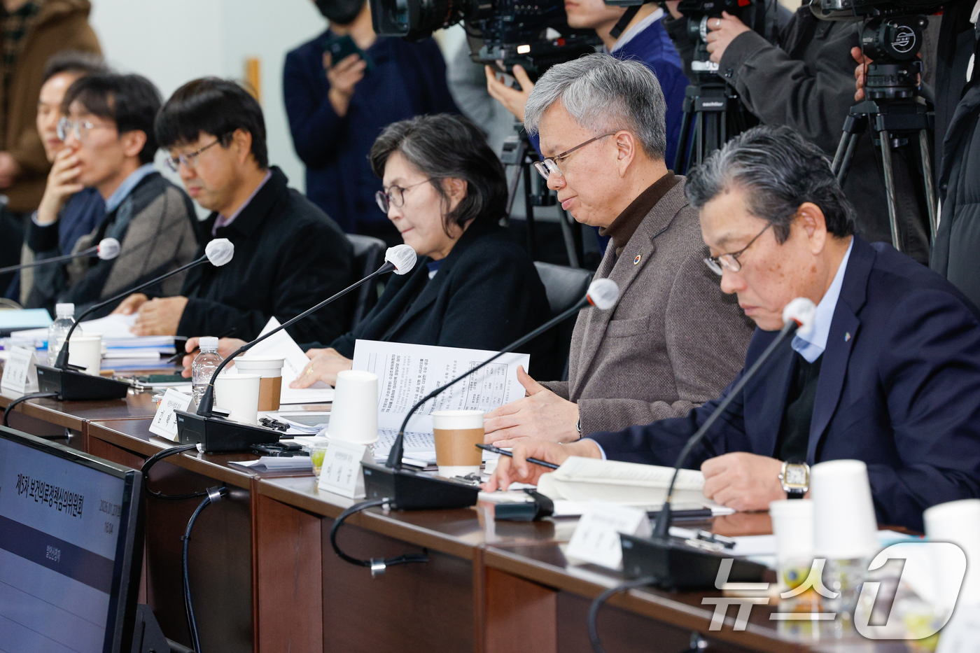 (서울=뉴스1) 안은나 기자 = 김택우 대한의사협회장(오른쪽 두번째)이 27일 오후 서울 서초구 국제전자센터에서 열린 제5차 보건의료정책심의위원회에 참석해 정은경 보건복지부 장관의 …