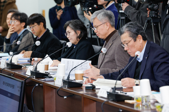 정은경 장관 인사말 듣는 김택우 의협회장